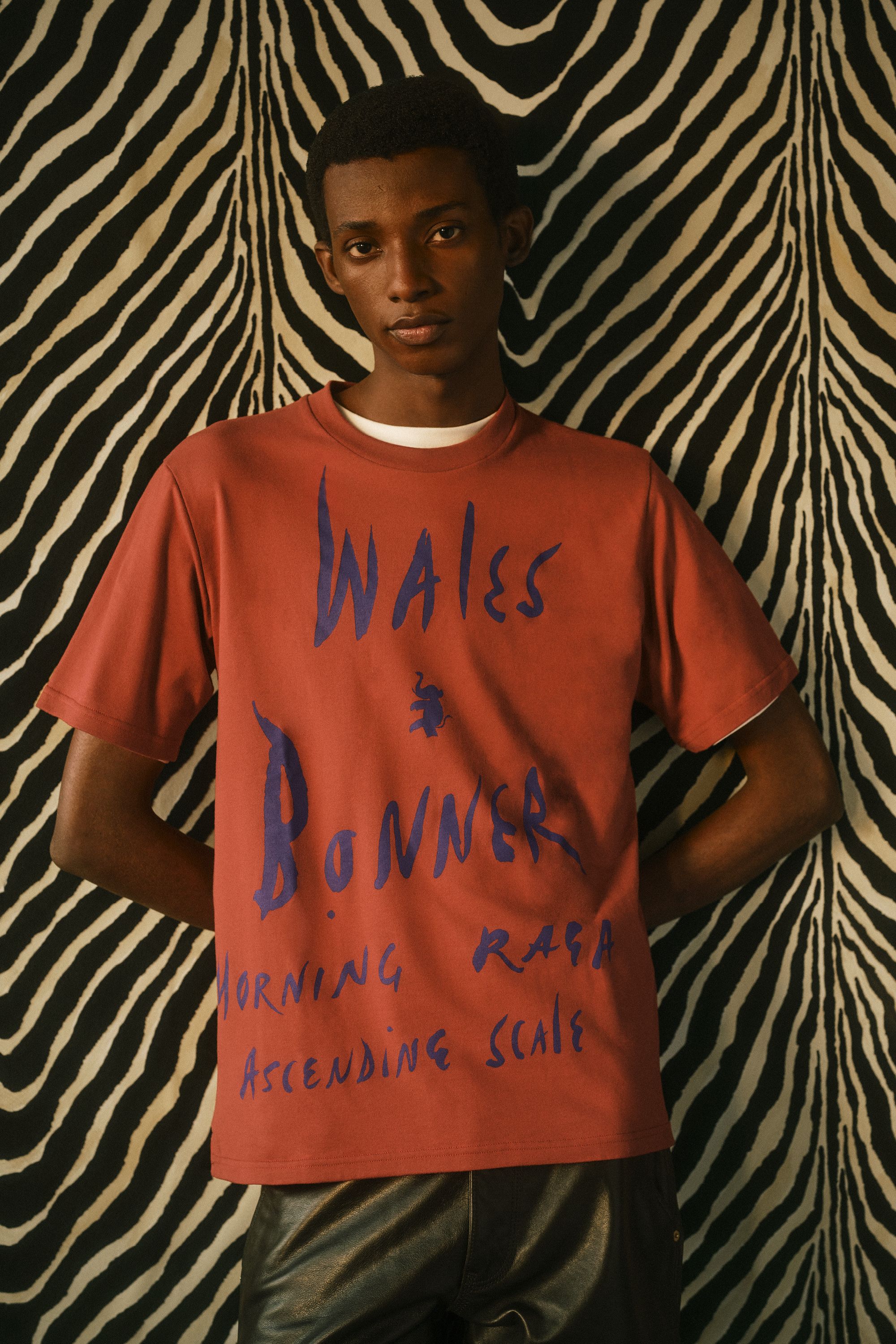 Wales Bonner 2026秋冬继续其对文化、身份与优雅的深层探讨。非洲裔男性形象在精致剪裁、运动元素与艺术符号中被重新书写，花朵、文字与复古摄影语言交织出温和而庄重的气质。系列在感性与理性之间保持高度平衡，呈现一种兼具脆弱性与尊严感的当代男性肖像-顽石频道趋势研究